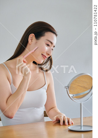 レディースカミソリで顔を剃る30代女性 110781422