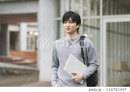 ノートパソコンを持った若い男性 大学生イメージ ポートレート 撮影協力:有明教育芸術短期大学 ノートパソコンを持った若い男性 大学生イメージ ポートレート 撮影協力:有明教育芸術短期大学 110781497