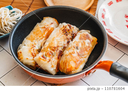 揚げ焼きした大根春巻き 揚げ焼きした大根春巻き 110781604