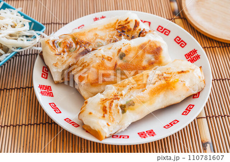 焼き色のついた大根春巻き 110781607