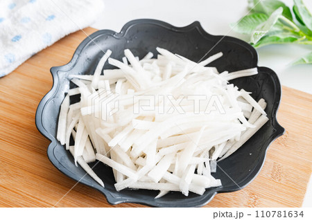 塩をかけた大根の細切り 塩をかけた大根の細切り 110781634