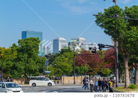 馬場町交差点 秋の大阪城と大阪ビジネスパークそして外国人観光客 2023年11月9日 110781678