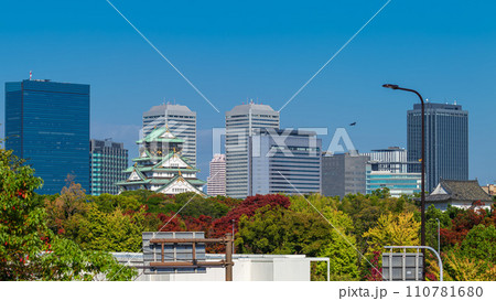 法円坂交差点から紅葉の大阪城天守、六番櫓と大阪ビジネスパーク 2023年11月7日 法円坂交差点から紅葉の大阪城天守、六番櫓と大阪ビジネスパーク 2023年11月7日 110781680
