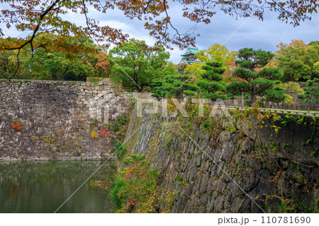 秋の大阪城 北外濠から紅葉の京橋口から天守 2023年11月6日 秋の大阪城 北外濠から紅葉の京橋口から天守 2023年11月6日 110781690