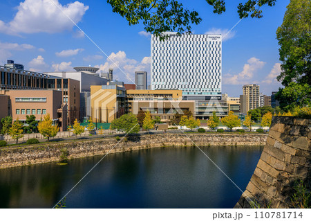 秋の大阪城 乾櫓から追手門学院、ドーンセンターとテレビ大阪、ヒルトン 2023年10月25日 110781714