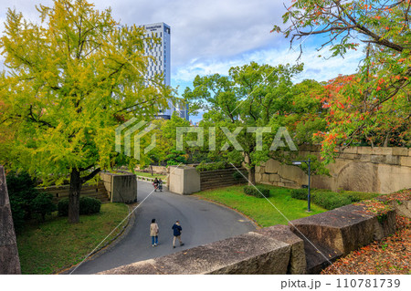 秋の大阪城 京橋口枡形石垣の上から京橋口門 2023年11月11日 秋の大阪城 京橋口枡形石垣の上から京橋口門 2023年11月11日 110781739