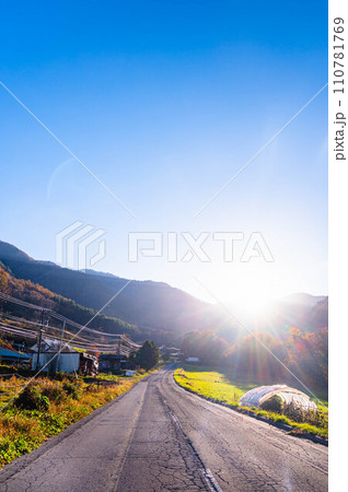 夕暮れ時に走る田舎の山道 夕暮れ時に走る田舎の山道 110781769