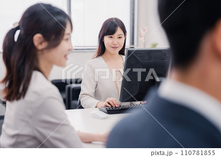 明るい雰囲気でデスクワークをするビジネスパーソン 明るい雰囲気でデスクワークをするビジネスパーソン 110781855