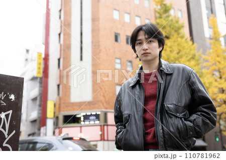 冬の西新宿と革ジャンを着た若者 110781962