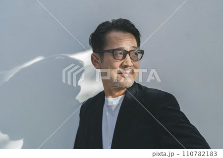 メガネをかけた50代半ばの男性　 110782183