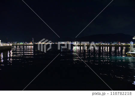 あるかぽーとから眺める門司市街夜景 あるかぽーとから眺める門司市街夜景 110782218