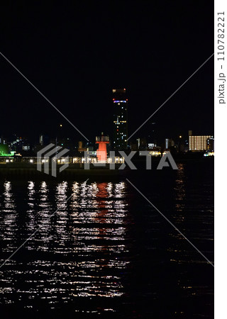あるかぽーとから眺める門司市街夜景 110782221