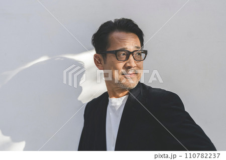 メガネをかけた50代半ばの男性　 110782237