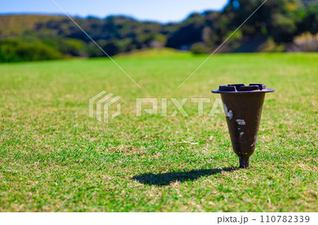 ゴルフ場のティーグラウンドにある茶色の円錐型の灰皿 （千葉県） 110782339