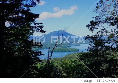 雄阿寒岳登山道からの阿寒湖とフップシ岳 110782434