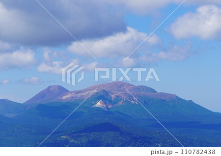 雄阿寒岳四合目からの雌阿寒岳 110782438