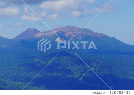 雄阿寒岳四合目からの雌阿寒岳 雄阿寒岳四合目からの雌阿寒岳 110782439