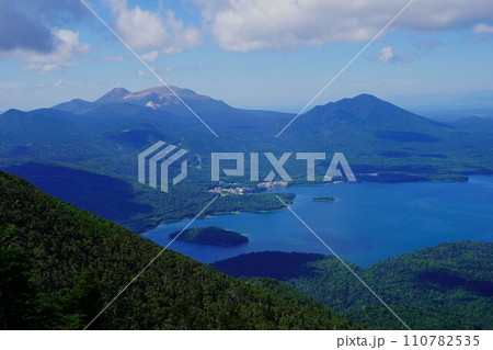 雄阿寒岳六合目からの阿寒湖・雌阿寒岳・フップシ岳 雄阿寒岳六合目からの阿寒湖・雌阿寒岳・フップシ岳 110782535