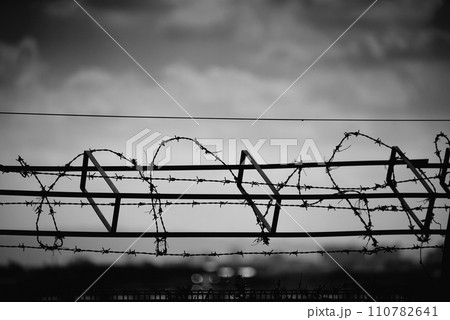 有刺鉄線の防犯対策 110782641