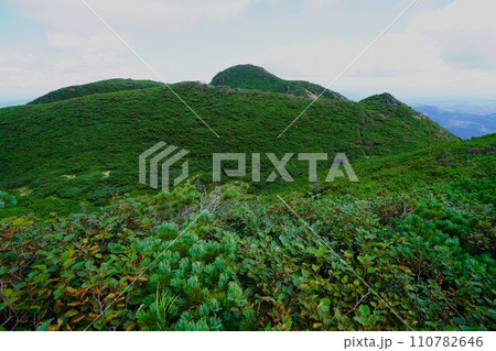 七合目からの雄阿寒岳山頂 七合目からの雄阿寒岳山頂 110782646