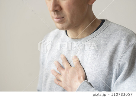 体調不良のミドル男性 胸痛 心筋梗塞 心臓発作 狭心症 大動脈解離 体調不良のミドル男性 胸痛 心筋梗塞 心臓発作 狭心症 大動脈解離 110783057