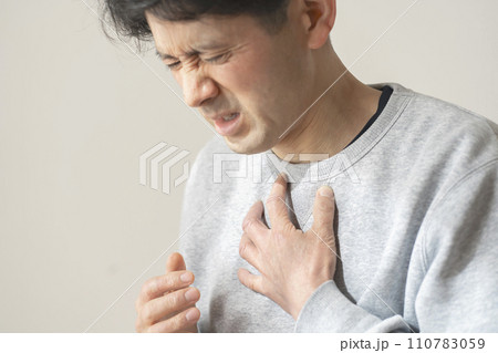 体調不良のミドル男性 胸痛 心筋梗塞 心臓発作 狭心症 大動脈解離 体調不良のミドル男性 胸痛 心筋梗塞 心臓発作 狭心症 大動脈解離 110783059