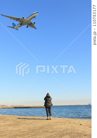 頭上を飛ぶ旅客機 着陸進入する旅客機 頭上を飛ぶ旅客機 着陸進入する旅客機 110783177