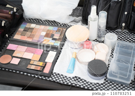 メイクアップアーティストの化粧道具 110783251