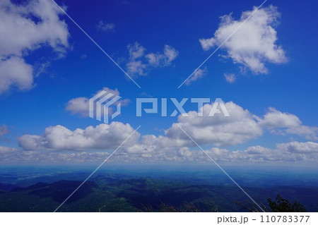 雄阿寒岳山頂からの地平線と青空 雄阿寒岳山頂からの地平線と青空 110783377