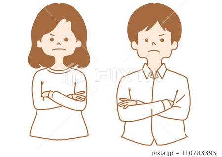腕を組んで怒っている男女 110783395