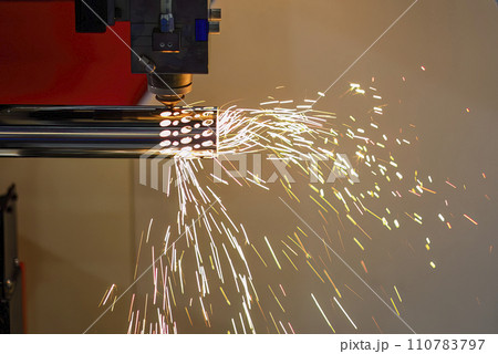 Close up scene the fiber laser cutting machine cut the stainless steel tube and sparkling light. Close up scene the fiber laser cutting machine cut the stainless steel tube and sparkling light. 110783797