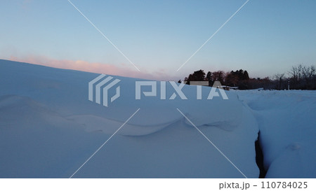 雪に覆われた水路 110784025