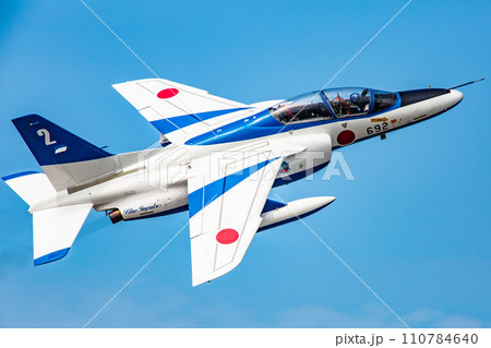 大空に飛ぶブルーインパルス 大空に飛ぶブルーインパルス 110784640