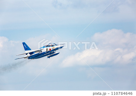 大空に飛ぶブルーインパルス 110784646