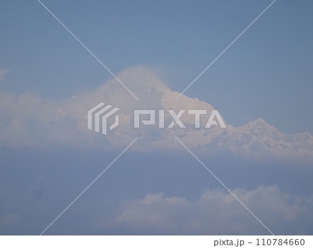 飛行機からのヒマラヤ山脈の景色　ブータン行き 110784660