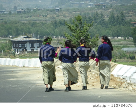 ブータンの民族衣装を着た女子高生 110784670