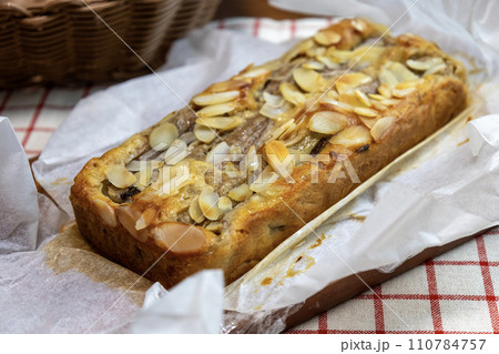 木製のボードの上のバナナケーキ 木製のボードの上のバナナケーキ 110784757