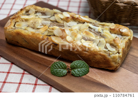 木製のボードの上のバナナケーキ 110784761
