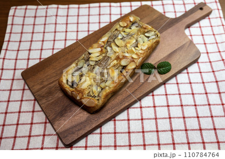 木製のボードの上のバナナケーキ 110784764
