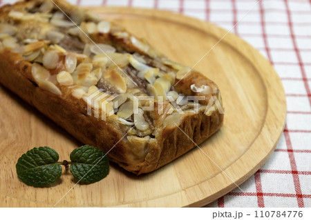木製のボードの上のバナナケーキ 110784776