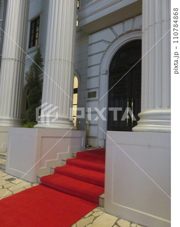 赤い絨毯が敷いてあるギリシャ神殿風の建物の入り口 赤い絨毯が敷いてあるギリシャ神殿風の建物の入り口 110784868