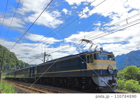 ELぐんまよこかわEF65501牽引　横川駅に向けて最後の坂を登る 110784890
