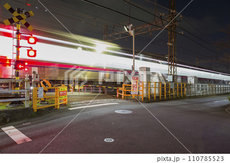 京王線 夕焼け 光跡 踏切 点滅 通勤電車 電車 スピード感 京王線 夕焼け 光跡 踏切 点滅 通勤電車 電車 スピード感 110785523