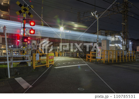京王線　夕焼け　光跡　踏切　点滅　通勤電車　電車　スピード感 110785531