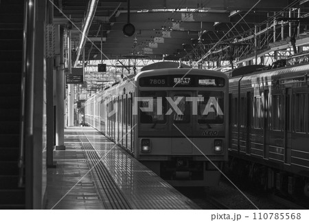 京王線　高幡不動駅ホーム　高幡不動駅　新宿行き　京王八王子行き　各駅停車 110785568