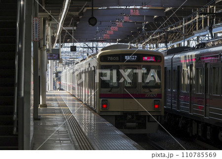 京王線　高幡不動駅ホーム　高幡不動駅　新宿行き　京王八王子行き　各駅停車 110785569