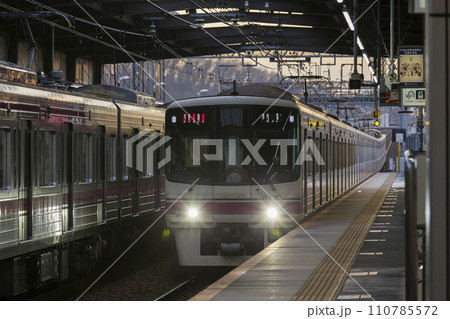 京王線 高幡不動駅ホーム 高幡不動駅 新宿行き 京王八王子行き 各駅停車 京王線 高幡不動駅ホーム 高幡不動駅 新宿行き 京王八王子行き 各駅停車 110785572