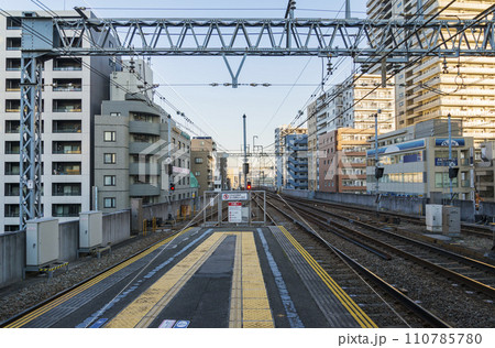 京王線　新宿行き　府中駅　府中駅ホーム　各駅停車 110785780