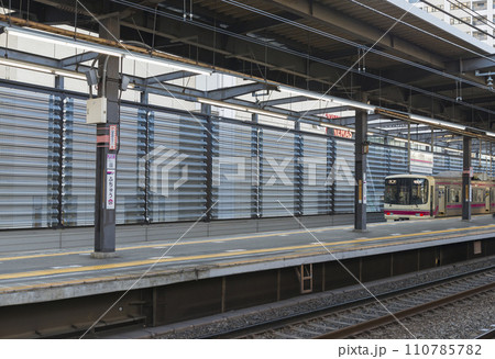 京王線 新宿行き 府中駅 府中駅ホーム 各駅停車 京王線 新宿行き 府中駅 府中駅ホーム 各駅停車 110785782