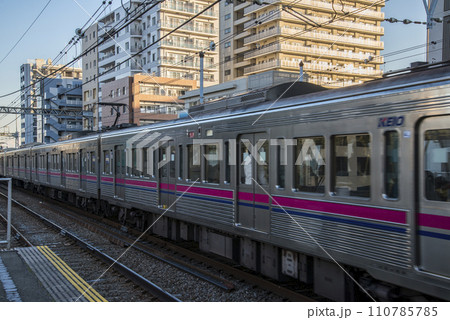 京王線　新宿行き　府中駅　府中駅ホーム　各駅停車 110785785
